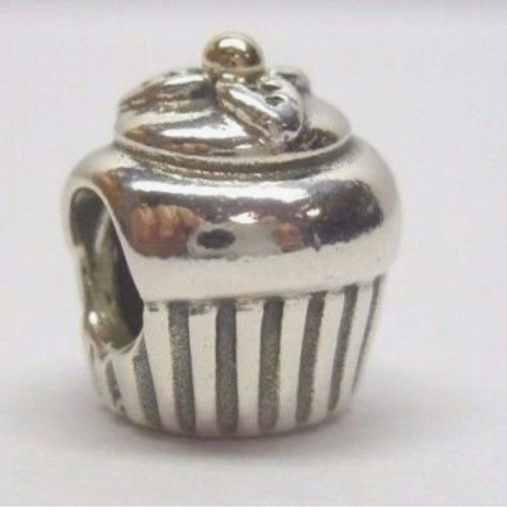 Pandora retired cupcake 🧁 charm